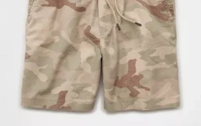 Man wearing AE 7 inch Lived-In Trekker Shorts with casual summer streetwear outfit styling