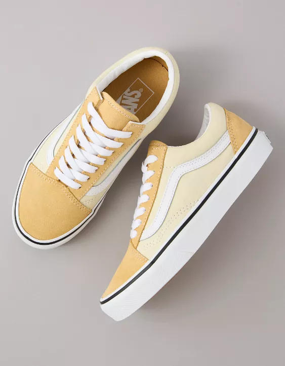 Vans Old Skool sneakers styled with casual oversized streetwear outfit and baggy denim fashion